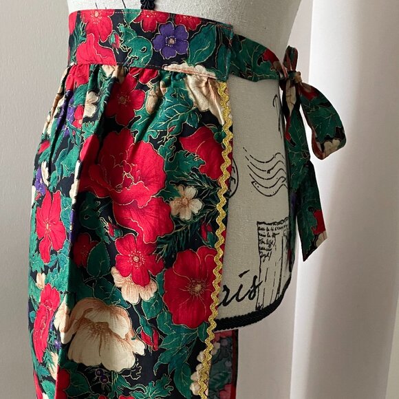 Vintage Christmas Apron With Floral Pattern - Picture 3 of 5